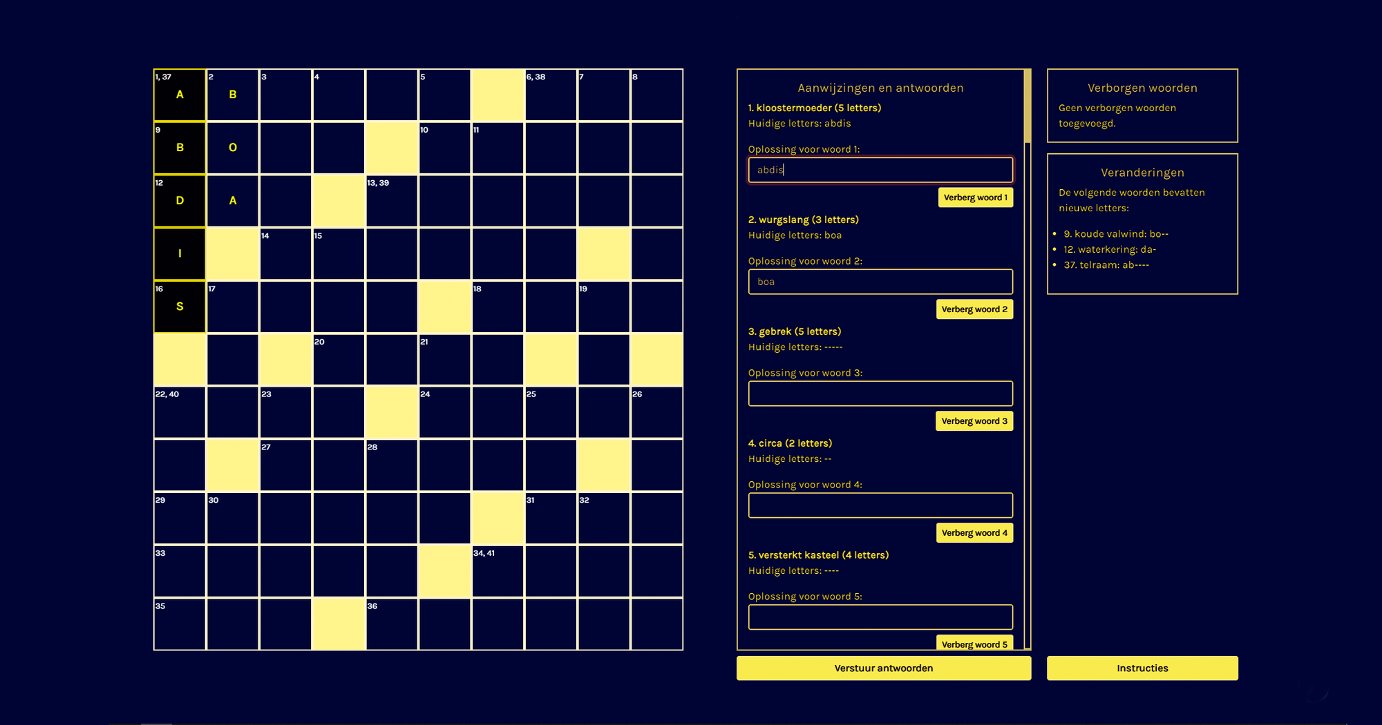 Scherm met een kruiswoordpuzzel links en antwoorden plus aanwijzingen rechts