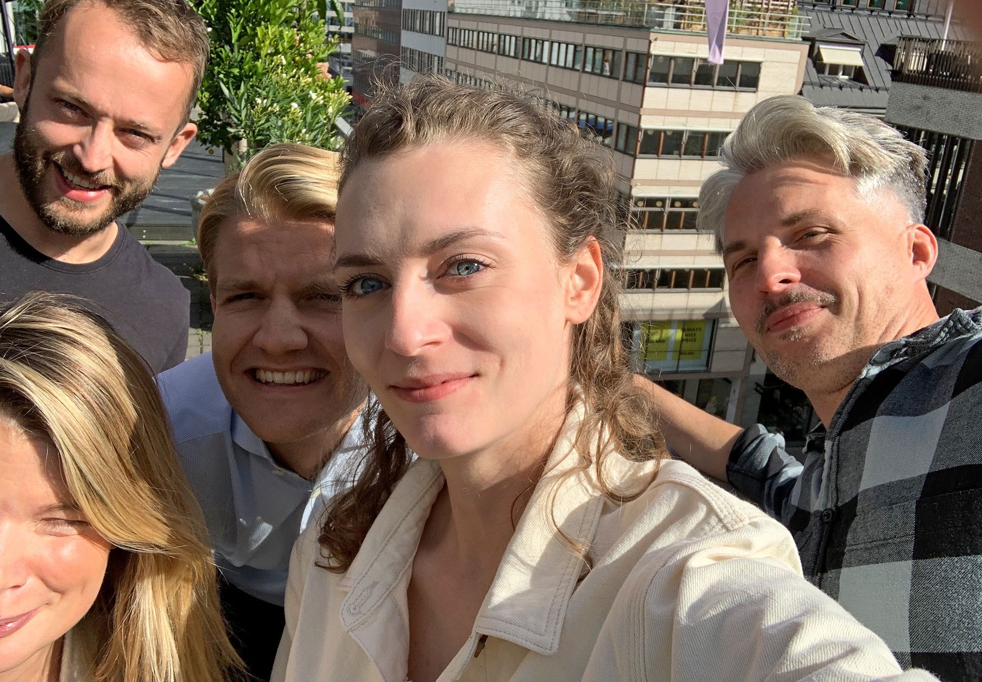 Zonnige selfie van twee vrouwen en drie mannen in Stockhom.