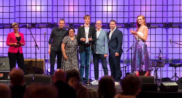 Q42 en Visio nemen een gouden DIA in ontvangst voor de SenseMath-app