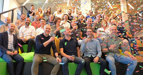 Een groep mensen op een soort tribune met v.l.n.r. Mattias, Gert Hans, Matthijs, Stef en collega's van Q42, Fabrique en ARC.