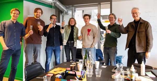 Een groep mensen die aan het proosten is