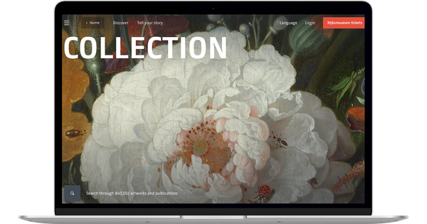 Laptop met de Engelstalige Collectie Online-pagina van het Rijksmuseum, waarop groot het woord 'COLLECTION' en een geschilderde witte bloem te zien zijn.