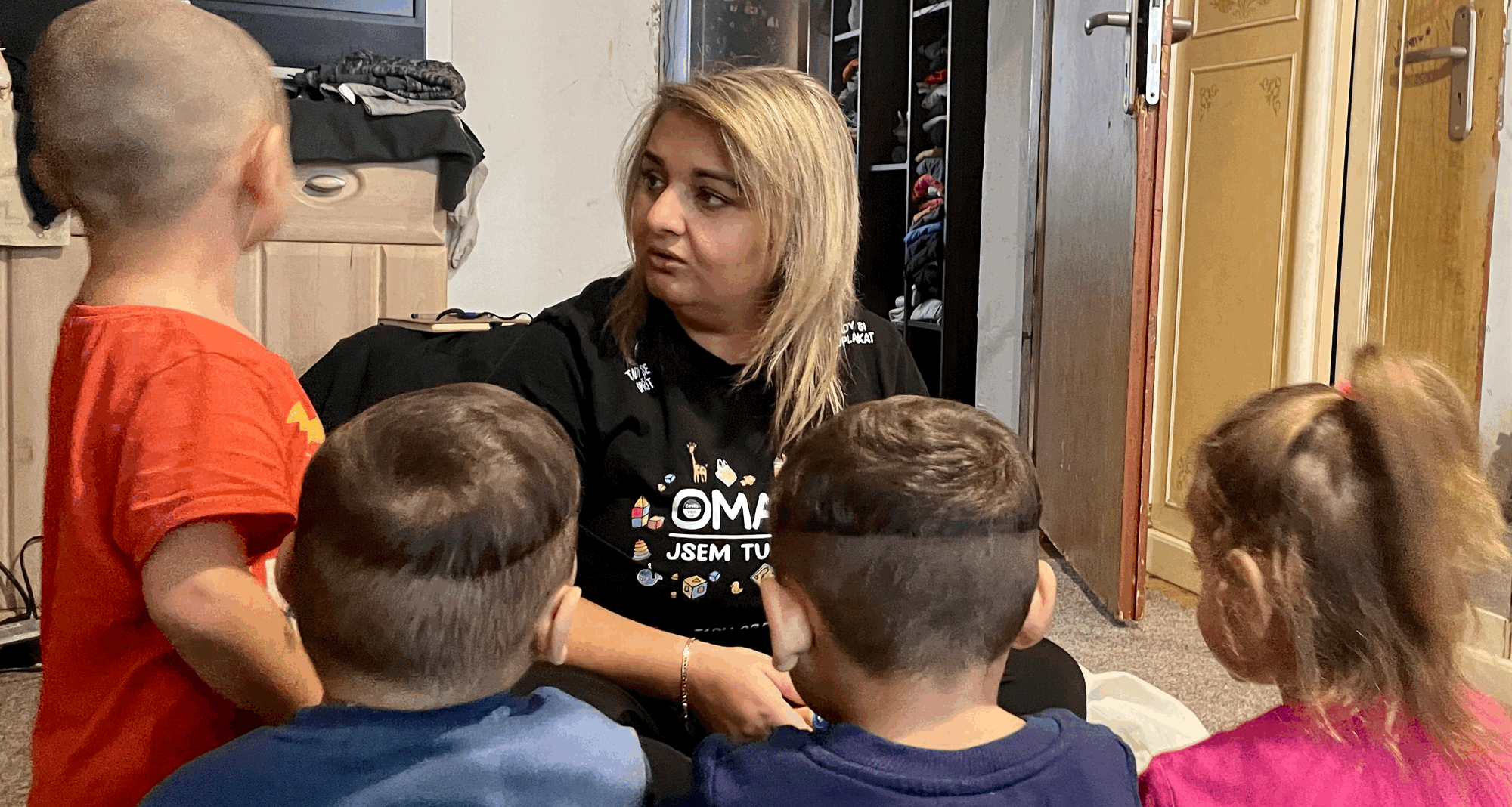 Matky řeší chudobu, na rozvoj dětí nezbývá čas. Omama jim dává šanci na lepší život