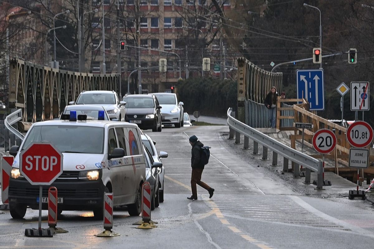 Opava stojí na červené. Obměna semaforů dál komplikuje městskou dopravu