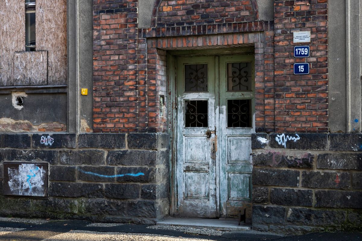 Nejdřív bydlení, pak ostatní. Prevence a Housing First snižují pády na ulici
