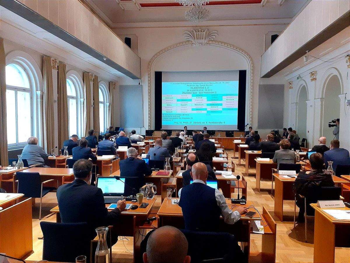 Opavští politici schválili nové modré zóny. Primátor vypnul opozici mikrofon