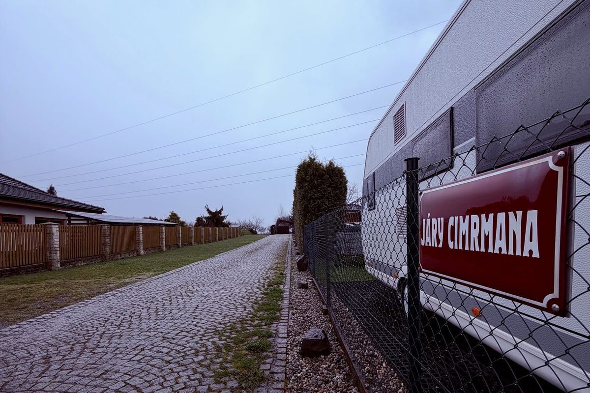 Chtěli proslavit svůj obvod a mít ulici Járy Cimrmana. Neprošlo to přes Smoljaka