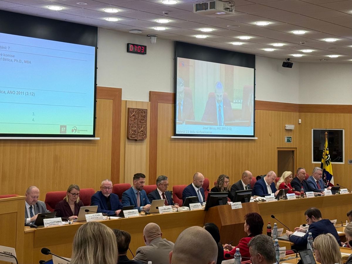 Krajští zastupitelé si přivstali. Od sedmi ráno řešili stříkačku pro hasiče i slučování škol