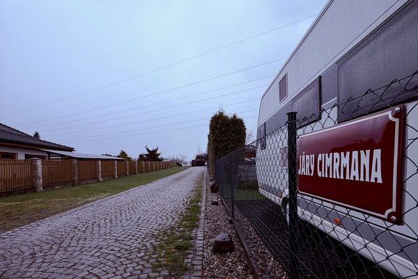 Chtěli proslavit svůj obvod a mít ulici Járy Cimrmana. Neprošlo to přes Smoljaka