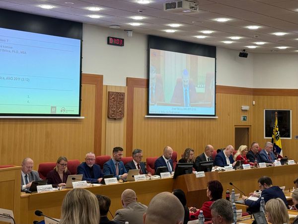 Krajští zastupitelé si přivstali. Od sedmi ráno řešili stříkačku pro hasiče i slučování škol