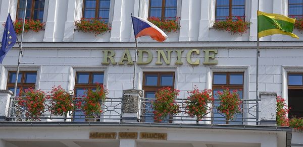 Bouřlivá tečka za čtyřmi roky v Hlučíně. Politici řešili sloučení škol i staré sváry