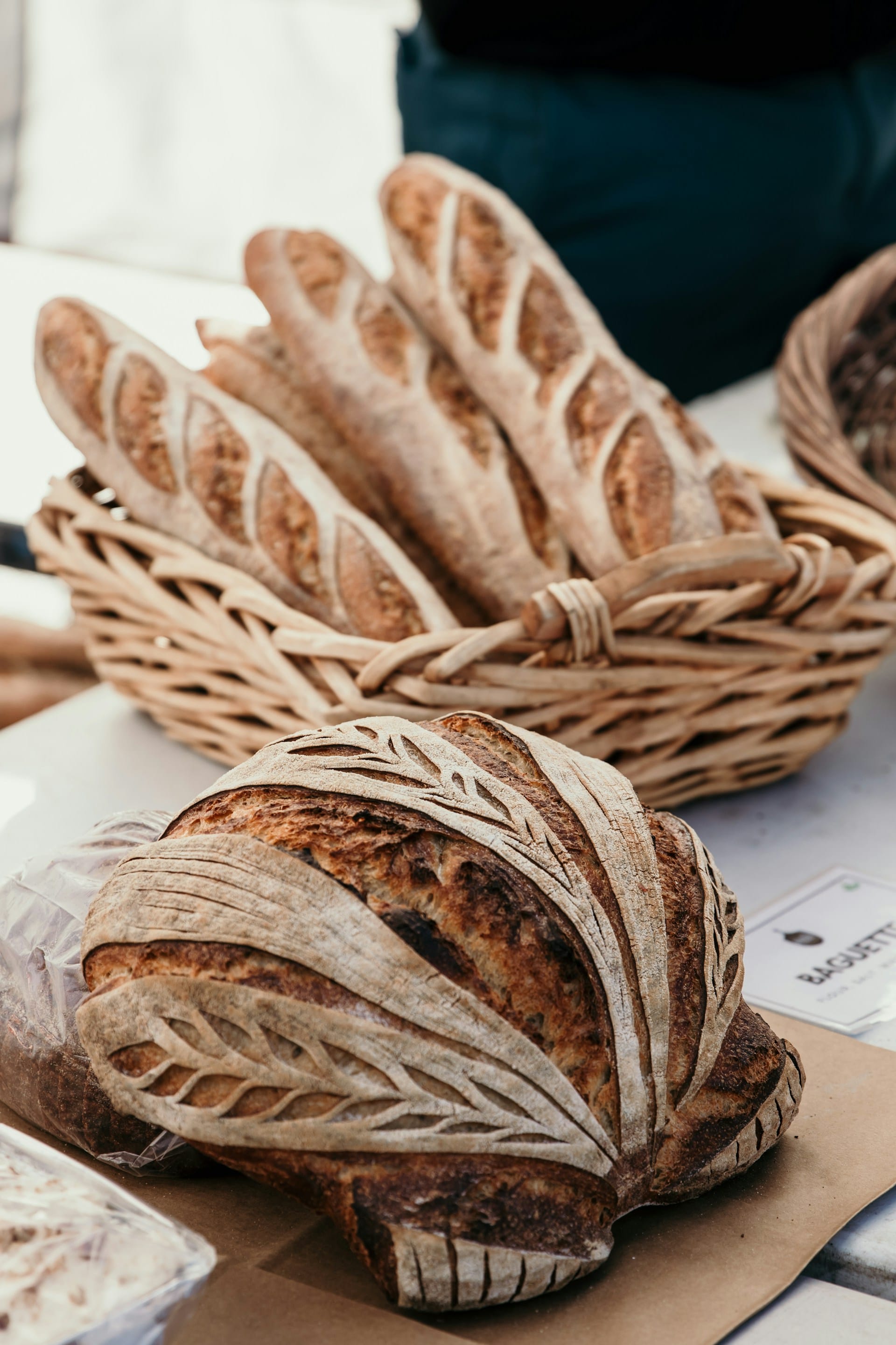 Baguette, croissants, pain au chocolat... Paris' boulangeries are waiting for you! 