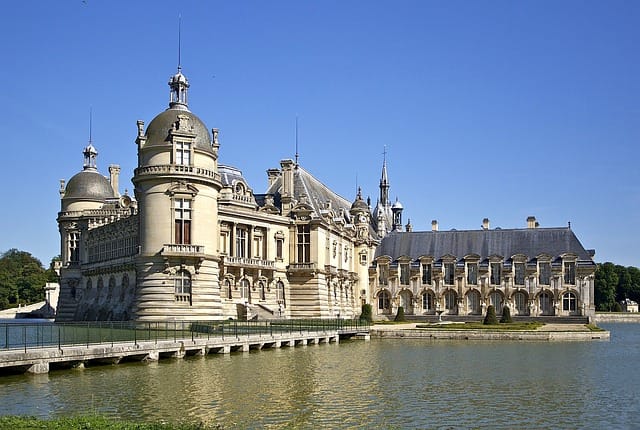 Chantilly: castles and horse races