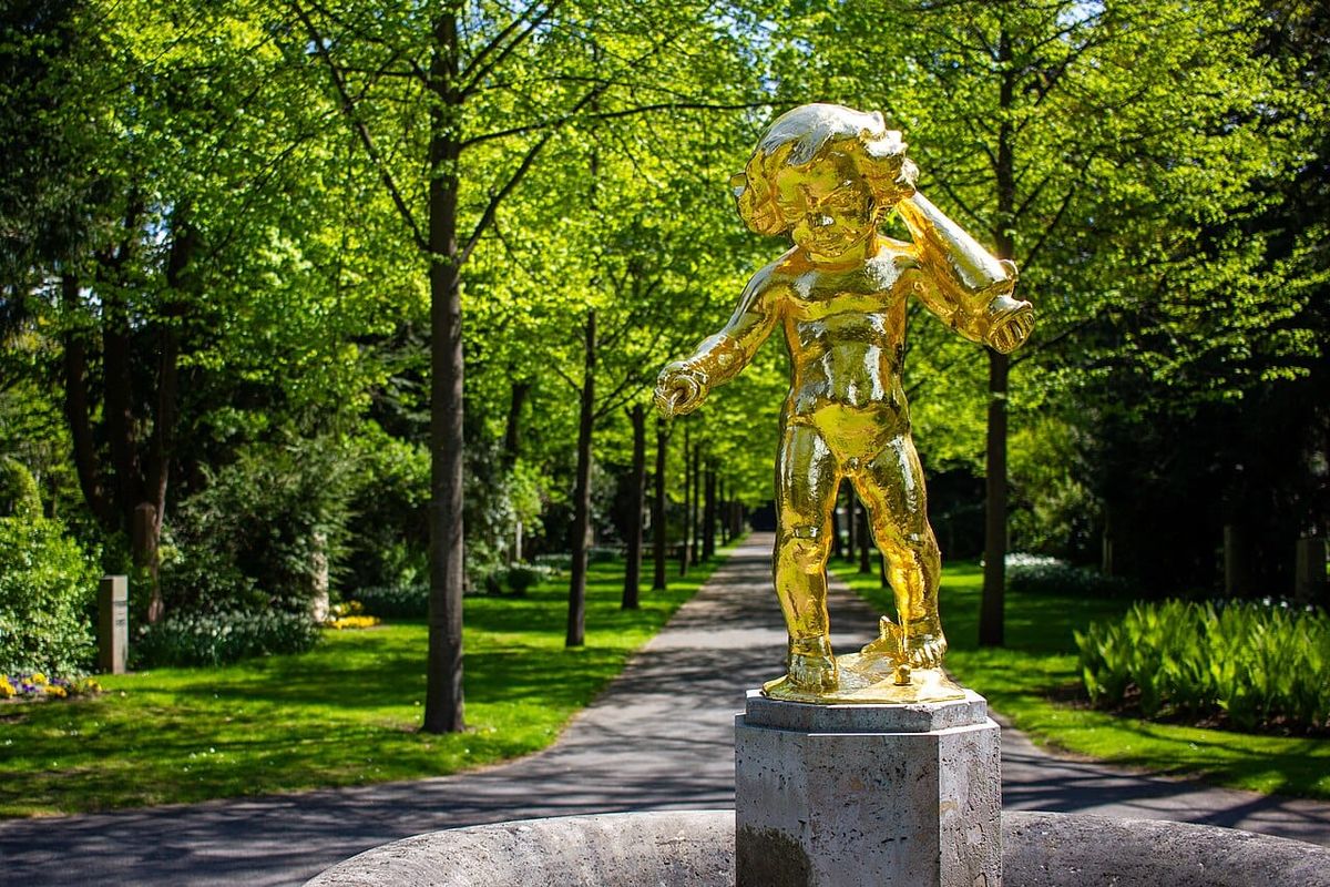 Goldener Engel zurück auf dem Stadtfriedhof Engesohde
