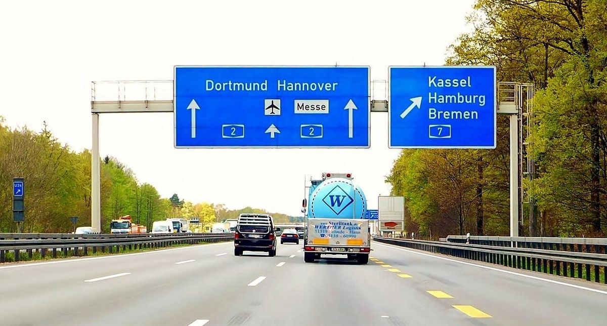 Unbekannte schneiden sich auf der A2 in fahrenden Sattelzug