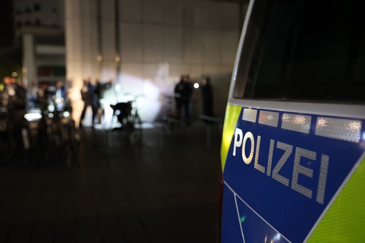 Polizei kontrolliert in der Nacht 31 Jugendliche am Opernplatz