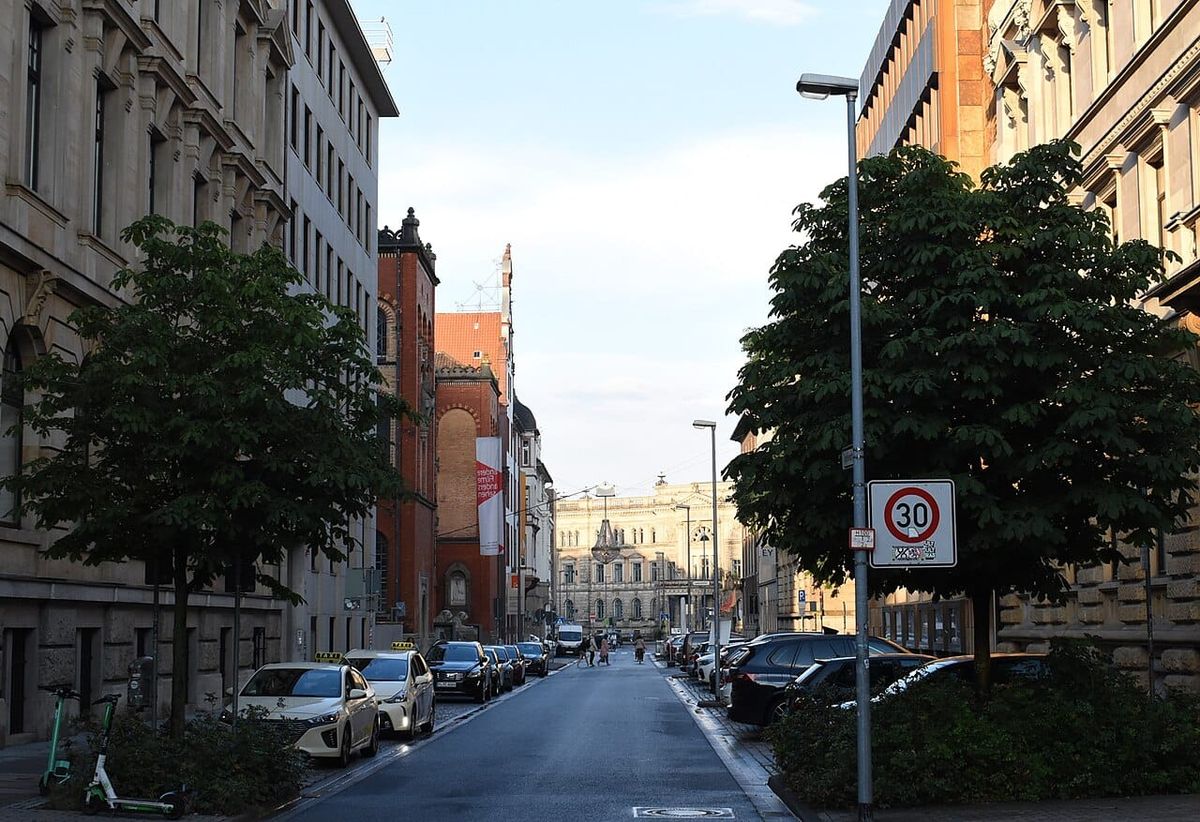 Skaten vor dem Künstlerhaus — Gleis D bringt die Crash Pipe auf die Sophienstraße