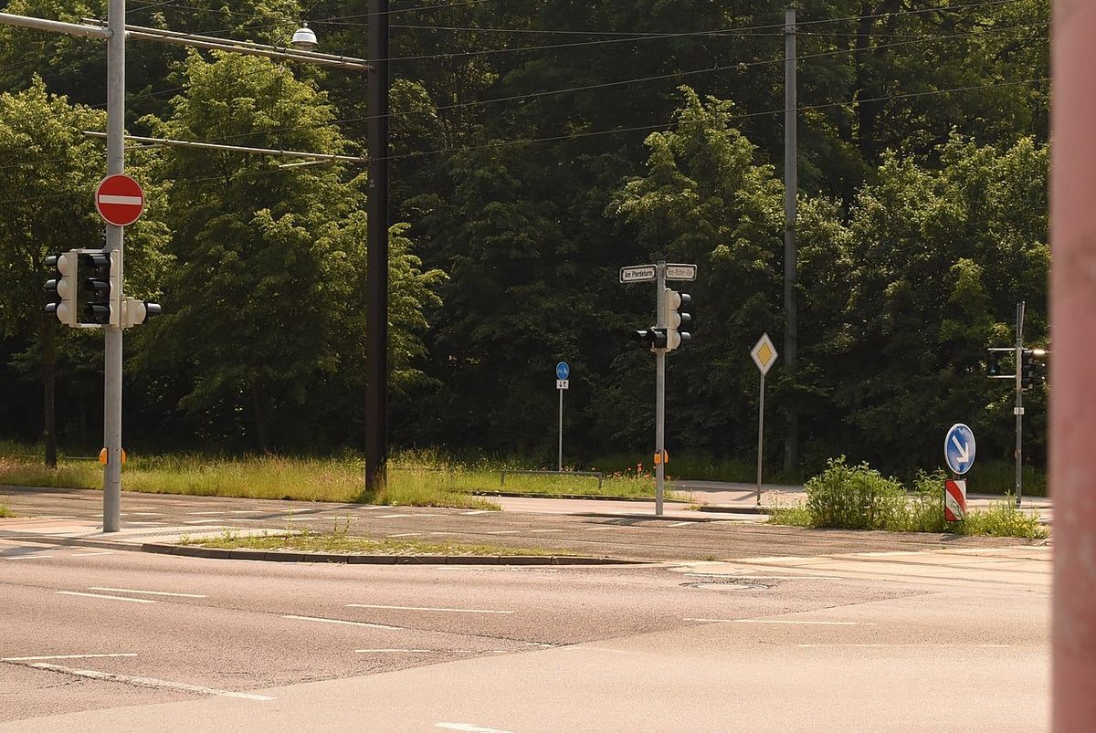 Mutmaßliches Autorennen auf dem Messeschnellweg — Polizei sucht Zeugen