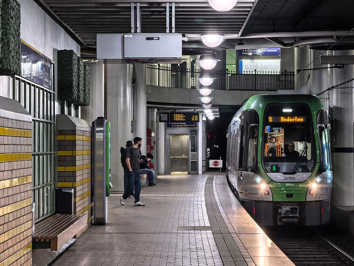Mann am Königsworther Platz geschlagen und auf die Straße gestoßen