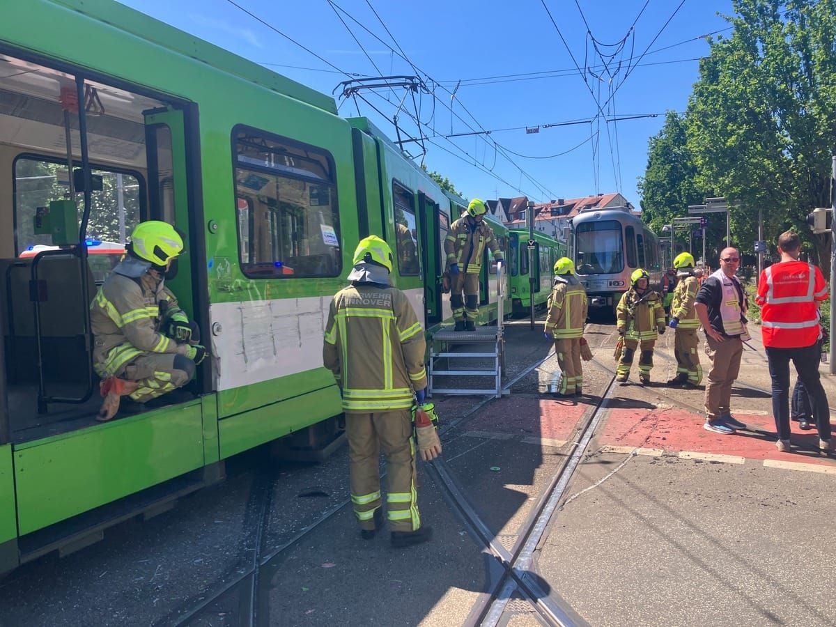 Zwei Stadtbahnen kollidieren in Linden-Süd — zwölf Verletzte