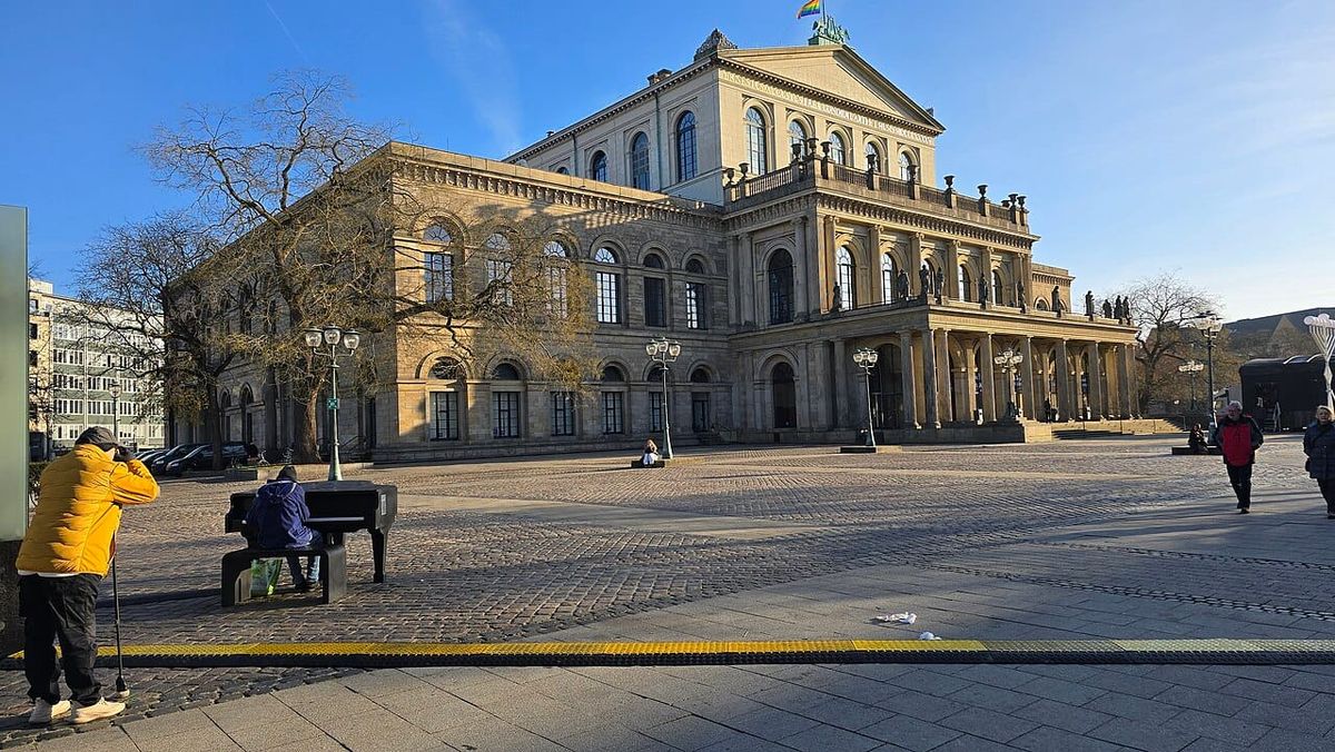 Klaviermusik am Betonklavier auf dem Opernplatz: SOBI und Tony Williams spielen Secret Set