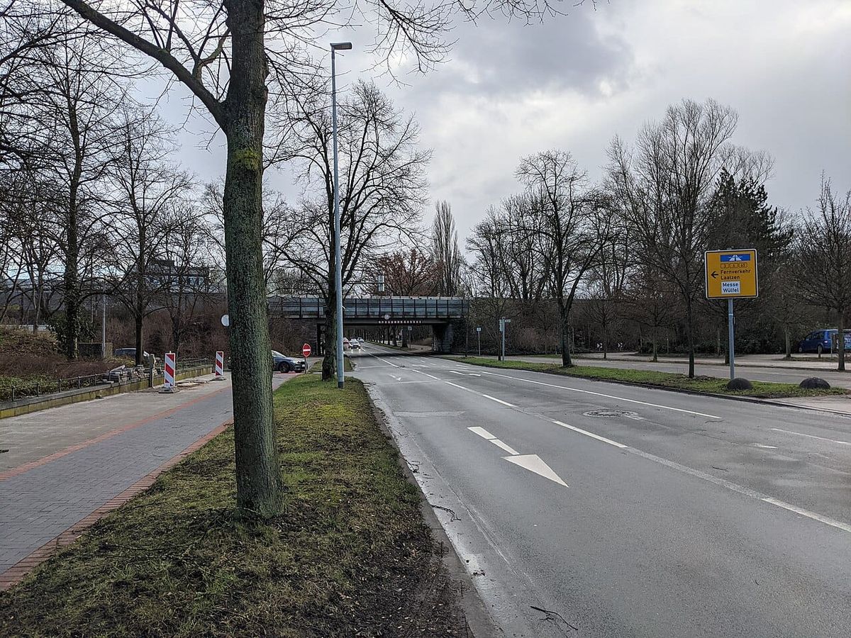 Motorradfahrer ohne Helm auf der B 6 schwer verunglückt