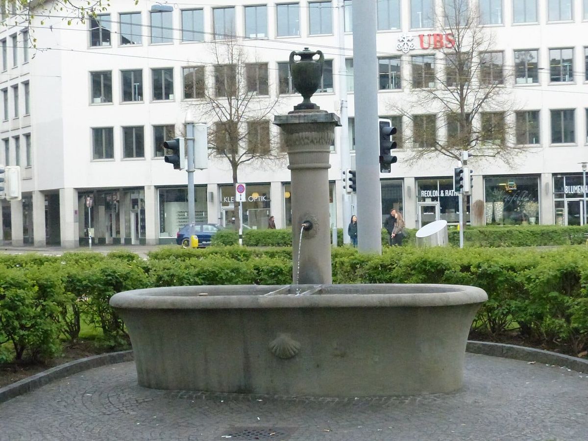 Neue Informationstafel erinnert an Zwangsarbeit am Pelikanplatz