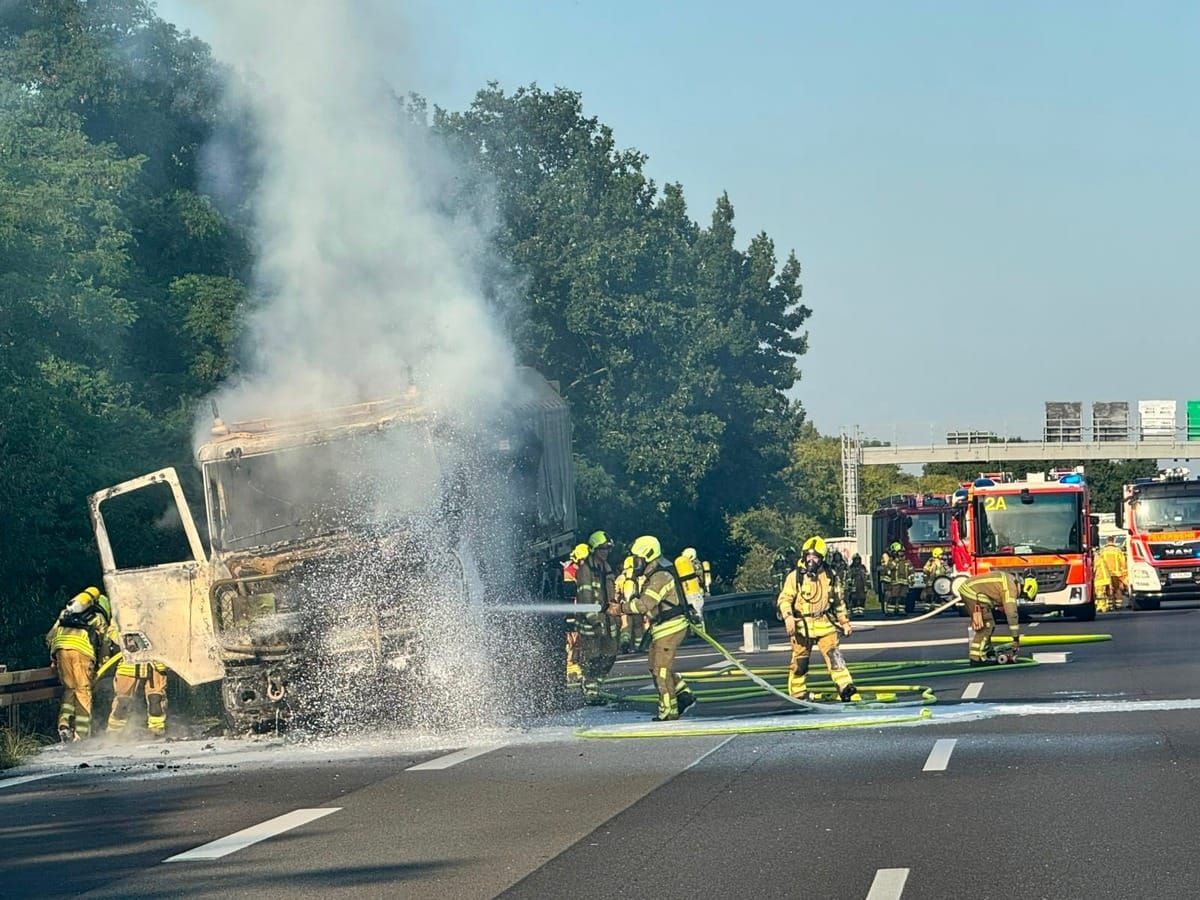 LKW brennt auf der A2 — niemand verletzt