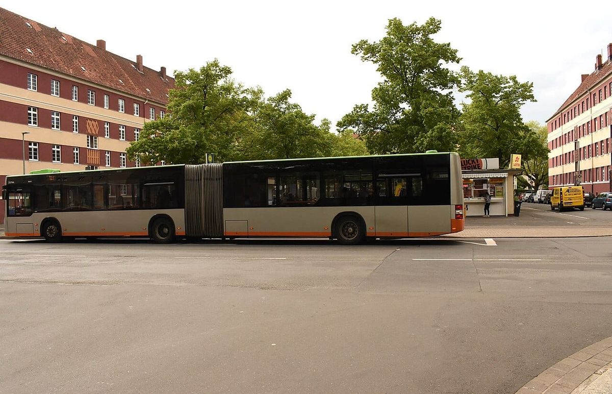 Zwei Jugendliche stehlen Gelenkbus und fahren vier Stunden durch Hannover