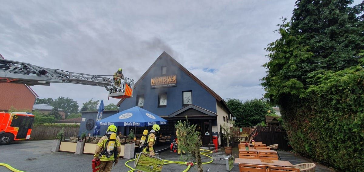 Feuer in Bothfelder Restaurant — Lagerraum brennt