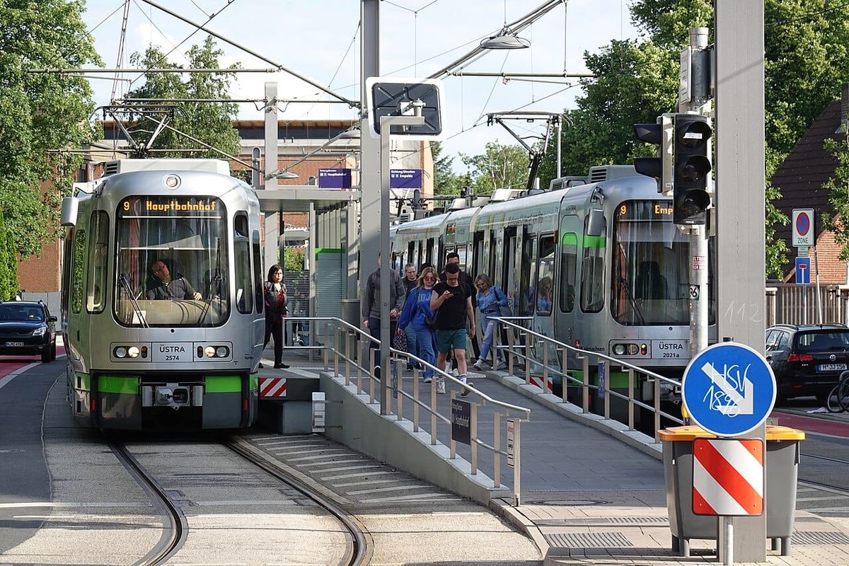 BMX-Fahrer fährt Fußgänger an Stadtbahnhaltestelle Riechersstraße an — nach Streit