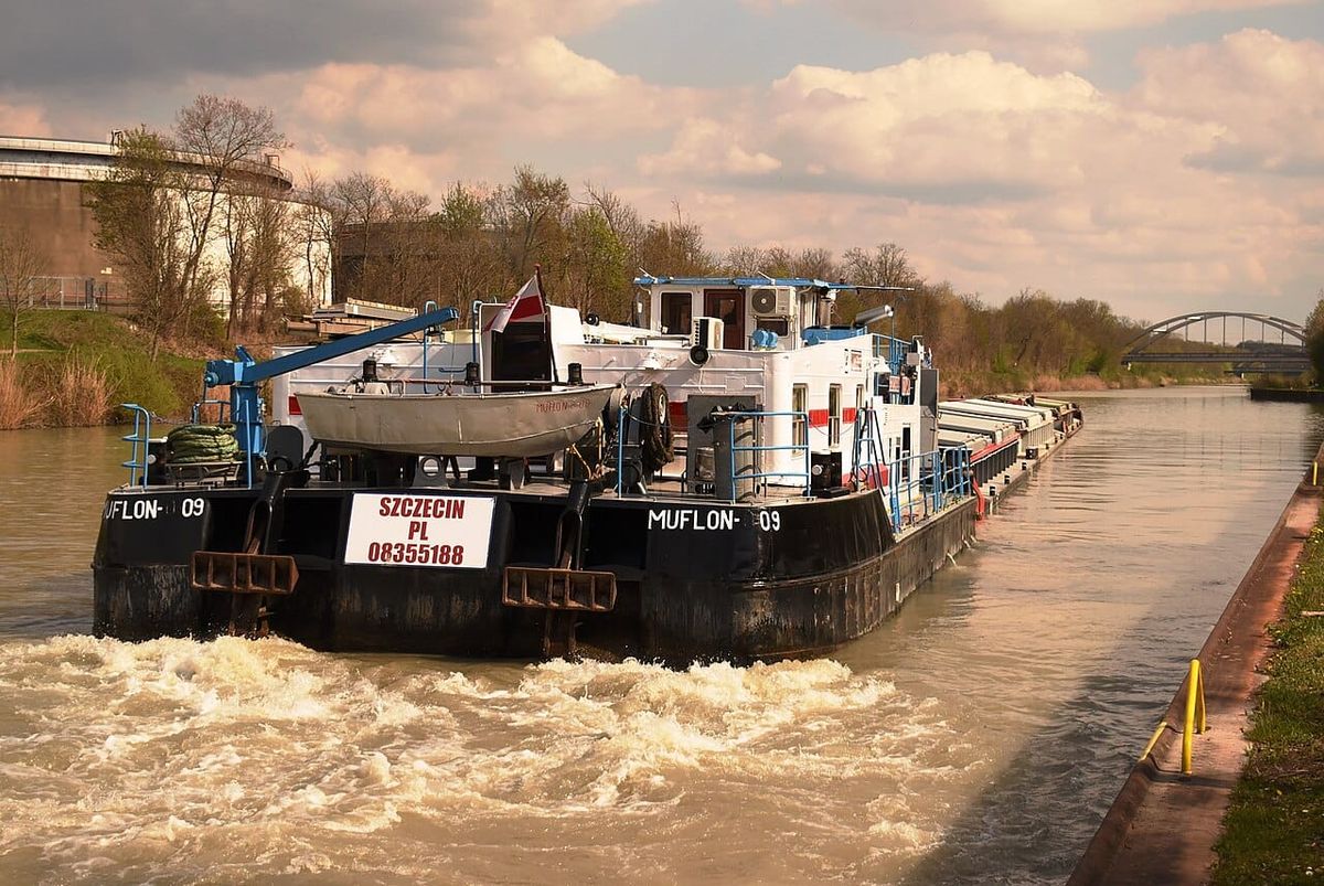 Kleidung am Mittellandkanal löst Großeinsatz in Vahrenheide aus — niemand im Wasser