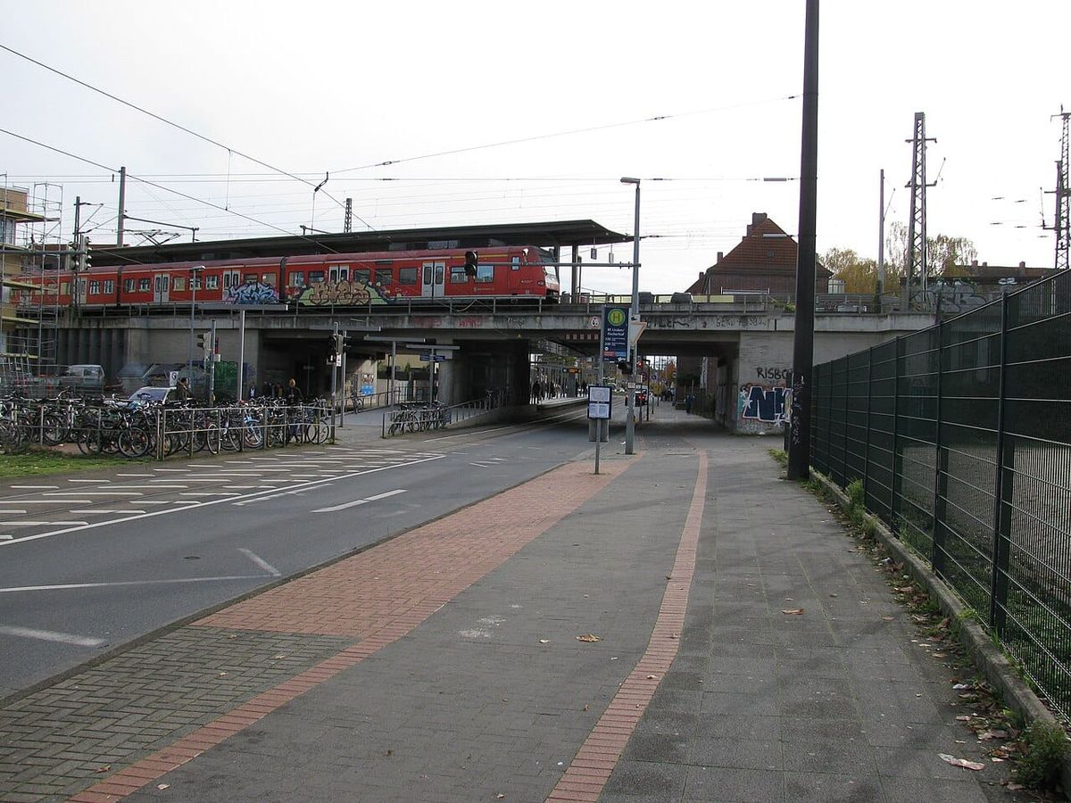 Fahrradfahrerin bei Zusammenstoß mit Vespa in Linden schwer verletzt
