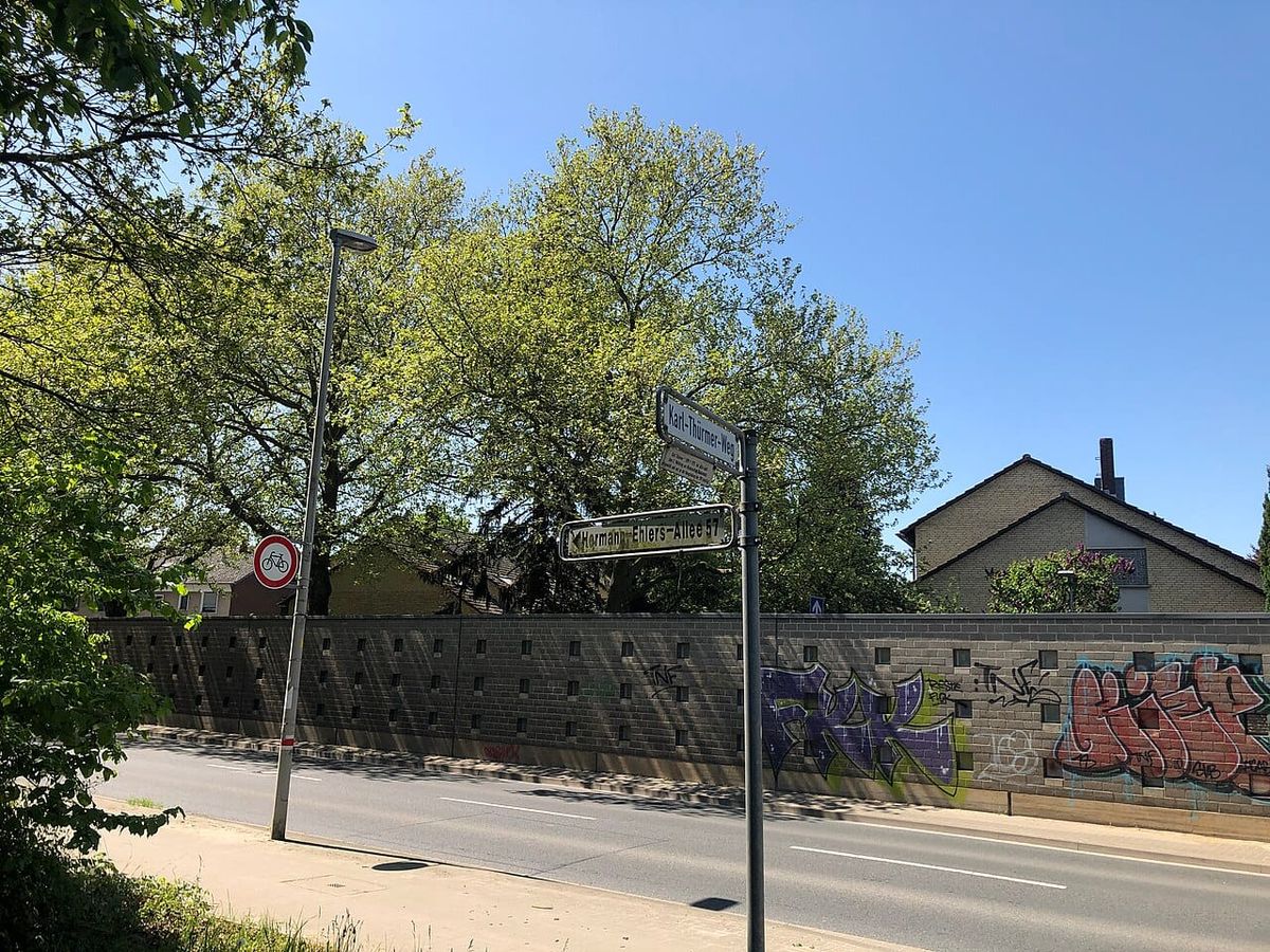 Falscher Wegweiser an der Hermann-Ehlers-Allee ausgetauscht