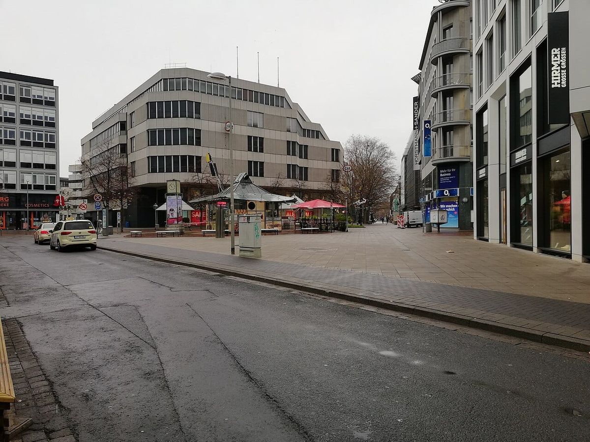 Nebeldüsen gegen die Hitze in der Schillerstraße