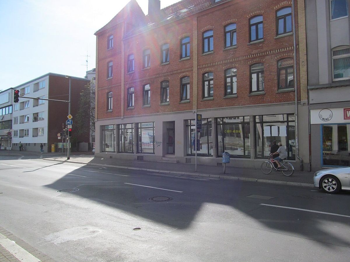 Fußgängerin am Deisterplatz von Auto erfasst und schwer verletzt