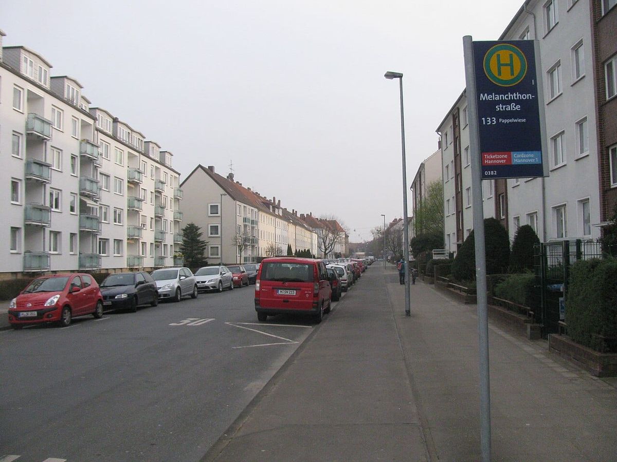 Polizei schießt auf Frau mit Messern in Vahrenwald
