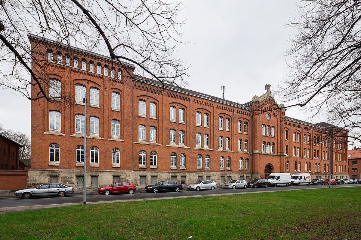 Mehrere Autos brennen im Parkhaus der Polizei in der List