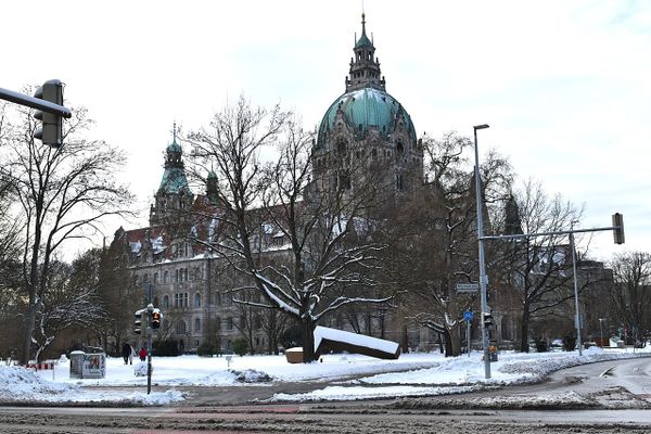 Acht Flaggen am Friedrichswall zum Frauentag