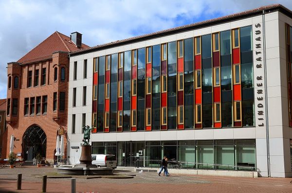 Das Neue Rathaus Hannover in der Abenddämmerung