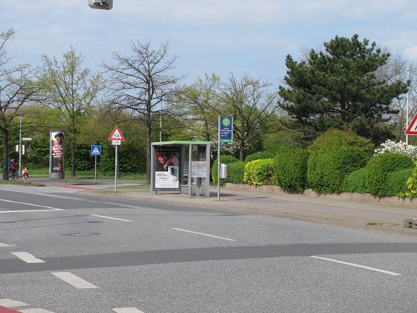 Person unter Minibagger eingeklemmt — Feuerwehreinsatz im Heideviertel