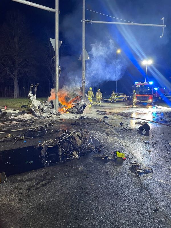 Auto brennt nach Unfall in Linden-Süd — drei Verletzte