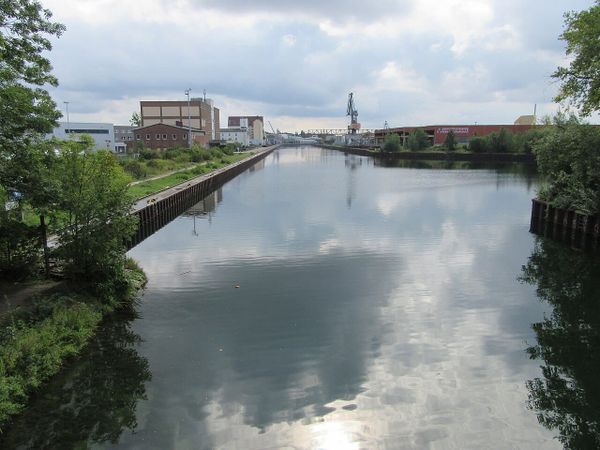 Buschbrand am Lindener Hafen — 400 Quadratmeter Grünschnitt in Flammen