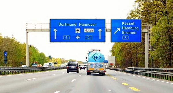 Unbekannte schneiden sich auf der A2 in fahrenden Sattelzug