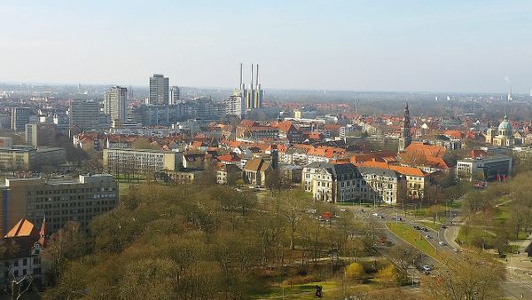 Hinweis auf bewaffnete Person: Polizei durchsucht die Calenberger Neustadt, findet Verdächtigen in Groß Buchholz