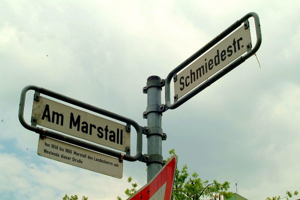 Frau in der Schmiedestraße durch Stiche schwer verletzt