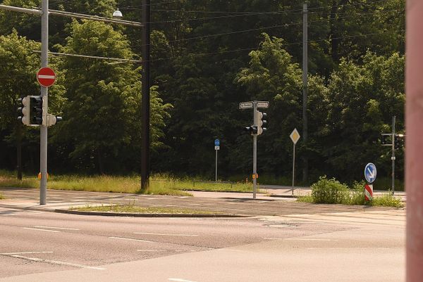 Mutmaßliches Autorennen auf dem Messeschnellweg — Polizei sucht Zeugen