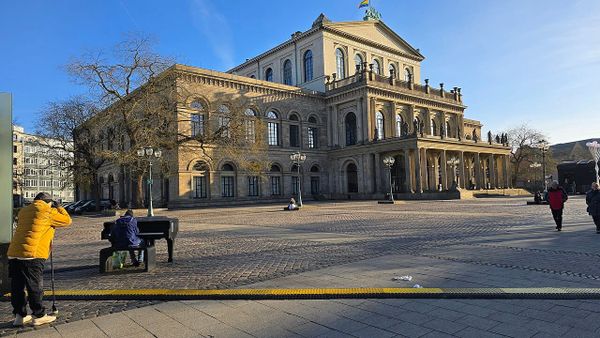 Klaviermusik am Betonklavier auf dem Opernplatz: SOBI und Tony Williams spielen Secret Set