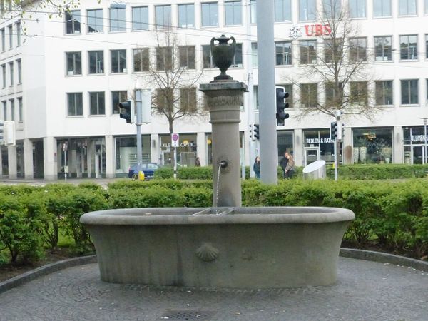 Neue Informationstafel erinnert an Zwangsarbeit am Pelikanplatz
