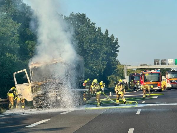 LKW brennt auf der A2 — niemand verletzt